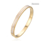 دستبند طلایی با کیفیت ممتاز با پوسته سفید تزئین شده است
